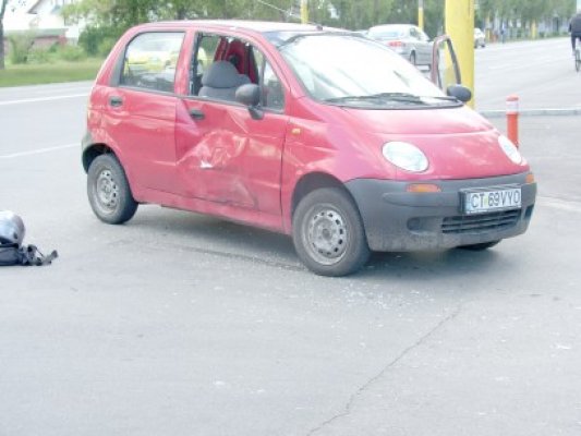 Un mopedist a ajuns la spital, după ce un Matiz i-a tăiat faţa